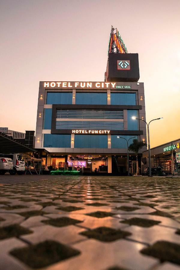 Hotel Fun City Navsari Exterior foto